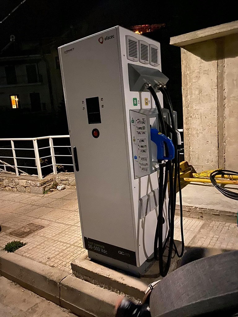 Όλο και πιο συχνά βλέπουμε φορτιστές ηλεκτρικών αυτοκινήτων σε διάφορα μέρη της Ελλάδας