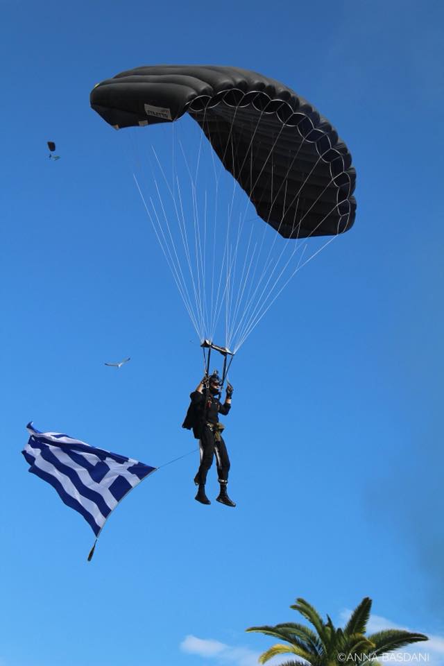 Αυτός είναι ο αλεξιπτωτιστής που προσγειώθηκε μπροστά στην Πρόεδρο της Δημοκρατίας