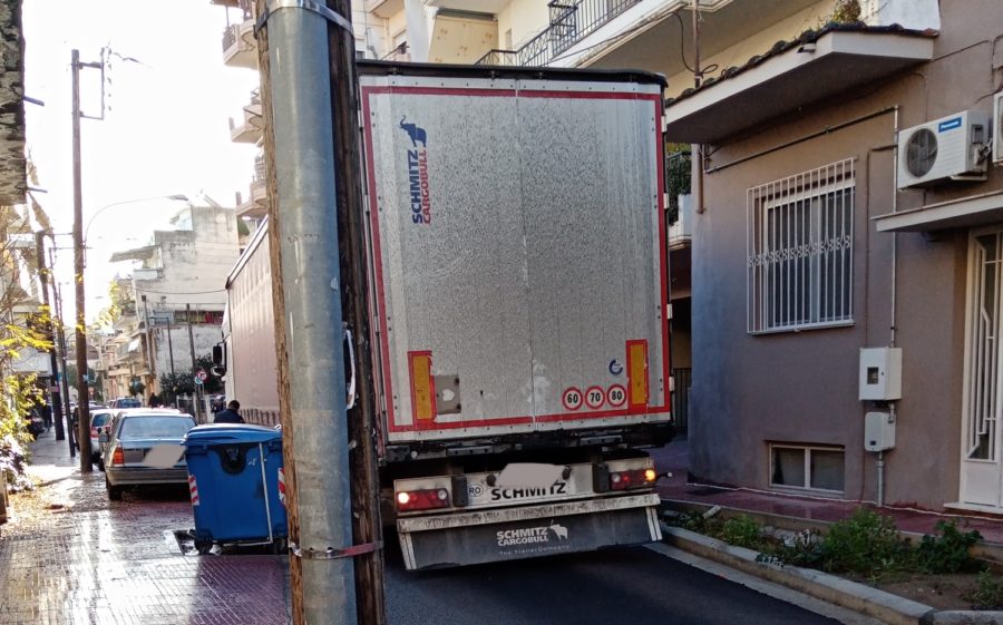 Τροχαίο με φορτηγό στο κέντρο της Λάρισας προκάλεσε κυκλοφοριακό "έμφραγμα" (φωτό)