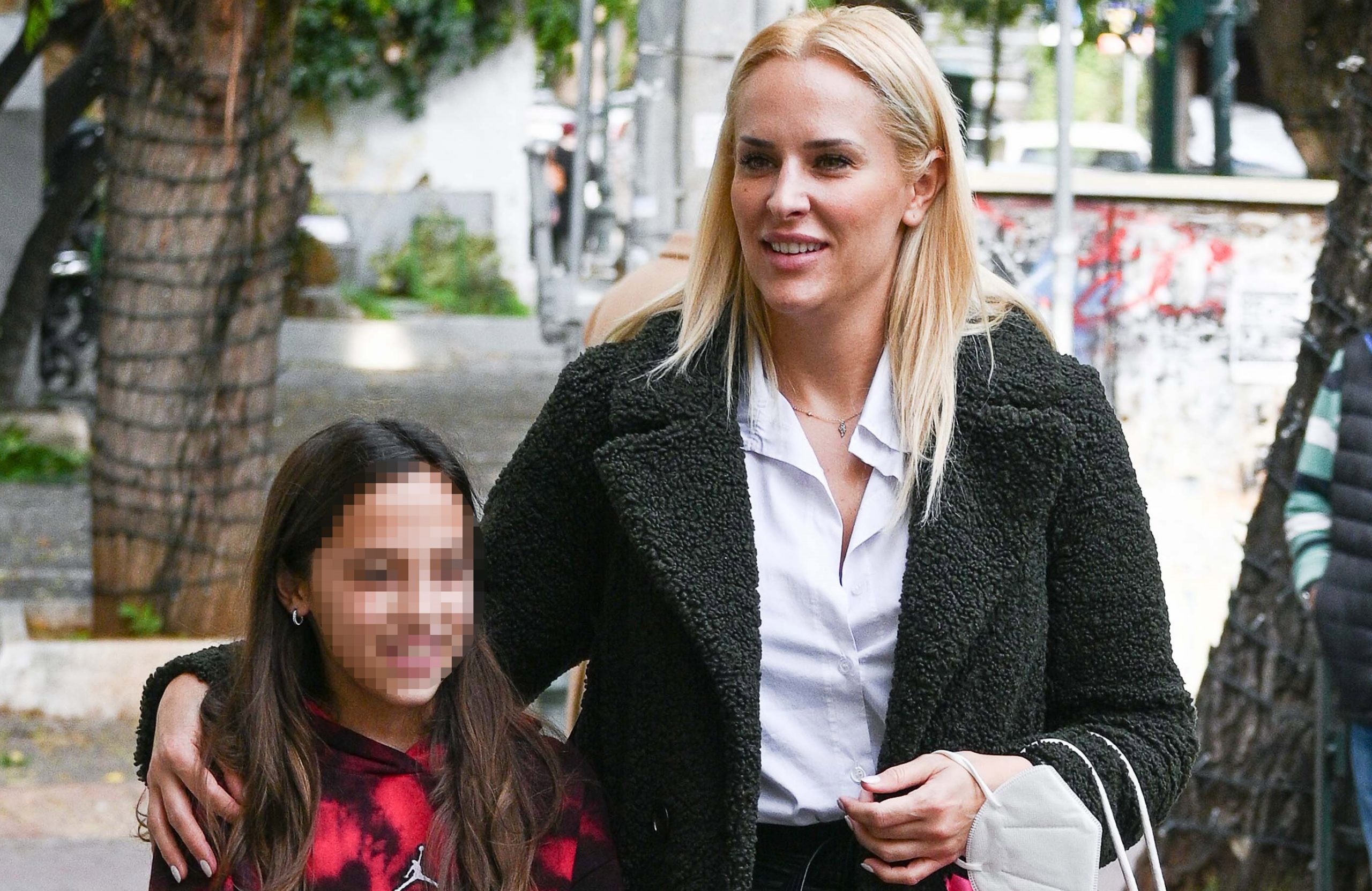 Έλενα Ασημακοπούλου: Με την κόρη της για ψώνια στην Κηφισιά | Hello Magazine