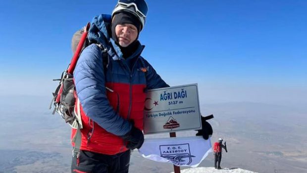 Αραράτ Κρητικός ορειβάτης πάτησε την κορυφή του ιστορικού βουνού
