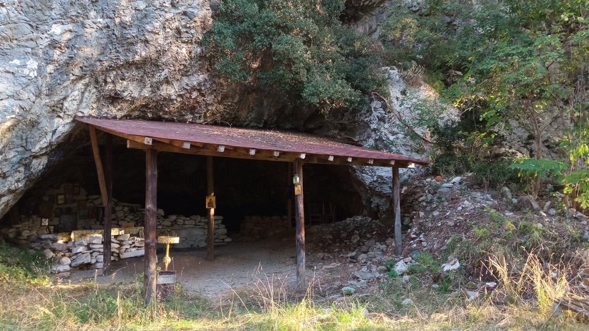 Λάρισα Το άγνωστο ασκηταριό της Αγ. Παρασκευής και το κρυμμένο φέρετρο