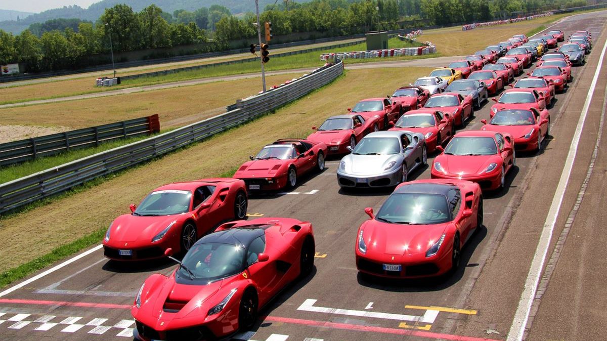A Karditsa, il club dei proprietari di auto Ferrari più famosi d’Italia