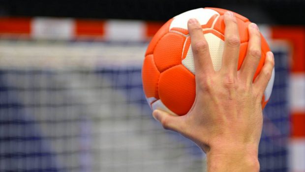 Κορυφαίοι διαιτητές του χάντμπολ συνδέονται με χειραγωγημένους αγώνες.