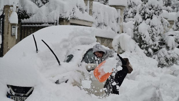 Κακοκαιρία «Μπάρμπαρα»: Πάγος στο παρμπρίζ – Το μεγάλο λάθος που δεν πρέπει να κάνετε