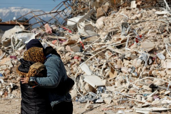 Νεσχάν Μουλαζίμ για σεισμό στην Τουρκία: «Οι άνθρωποι μαζί με τα σπίτια τους αγόρασαν και τον τάφο τους» | tanea.gr