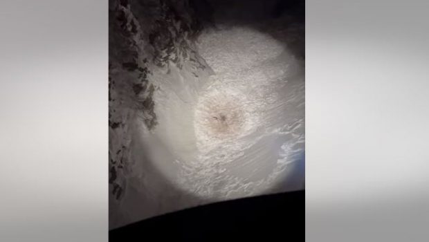 Oμάδα διάσωσης ελικοπτέρου εντοπίζει πεζοπόρο θαμμένο στο χιόνι να κουνάει τα χέρια του για βοήθεια