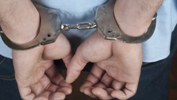 Θεσσαλονίκη: Χειροπέδες σε ηλικιωμένο που αυτοϊκανοποιούνταν μπροστά σε δύο 18χρονες