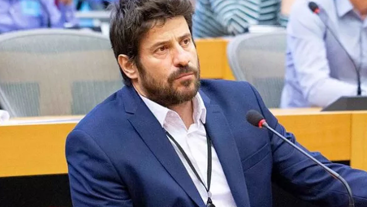 Στέλεχος του ΠΑΣΟΚ κατήγγειλε τον Αλέξη Γεωργούλη για σεξουαλική παρενόχληση – Τι απαντά ο ίδιος