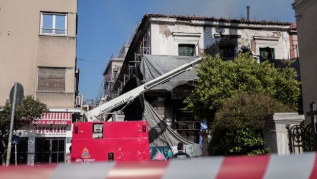 Φωτιά σε κτίριο στην Αιόλου: Κίνδυνος κατάρρευσης – Προληπτικές εκκενώσεις κτιρίων