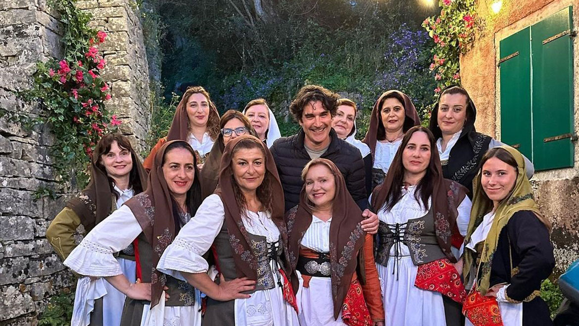 Maestro: Χριστόφορος Παπακαλιάτης και Μαρία Καβογιάννη σε παραδοσιακό πανηγύρι στους Παξούς