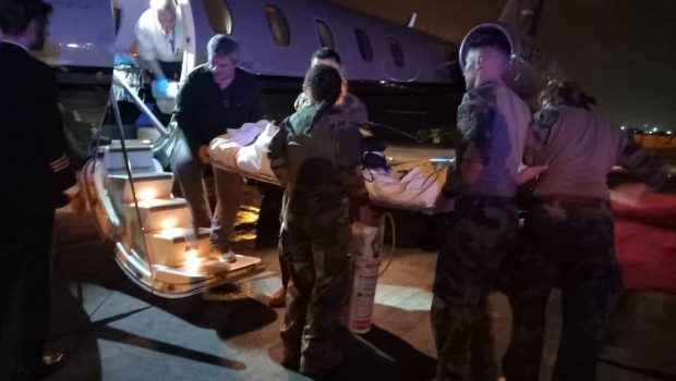 Σουδάν: Απεγκλωβίστηκαν ακόμα επτά Έλληνες – Καρέ καρέ η αεροκομιδή διασωληνωμένου
