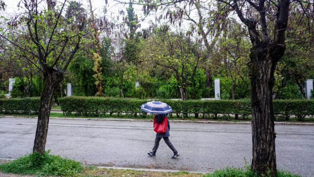 Καιρός: Σε ποιες περιοχές θα χρειαστούμε ομπρέλα σήμερα Κυριακή και την Πρωτομαγιά – Δείτε χάρτες