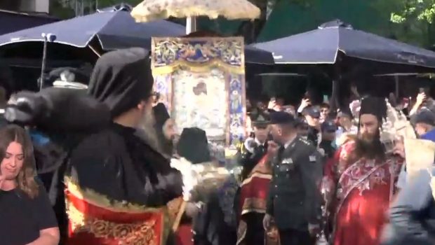 Έικόνα «Άξιον Εστί»: Έφτασε στη Μητρόπολη Αθηνών – Πλήθος πιστών στο προσκύνημα