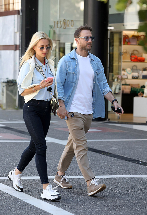 Κώστας Καραφώτης: Βόλτα στη Γλυφάδα χέρι-χέρι με τη σύντροφό του, Κάτια Μάνου