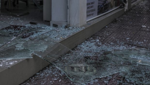 Έκρηξη στο Περιστέρι: Εκρηκτικός μηχανισμός σε είσοδο πολυκατοικίας – Σοβαρές ζημιές σε αυτοκίνητα
