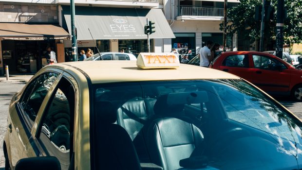Θεσσαλονίκη: Στα «κάγκελα» οι ιδιοκτήτες ταξί – Καταγγέλλουν πως γίνονται παράνομα δρομολόγια με ΙΧ