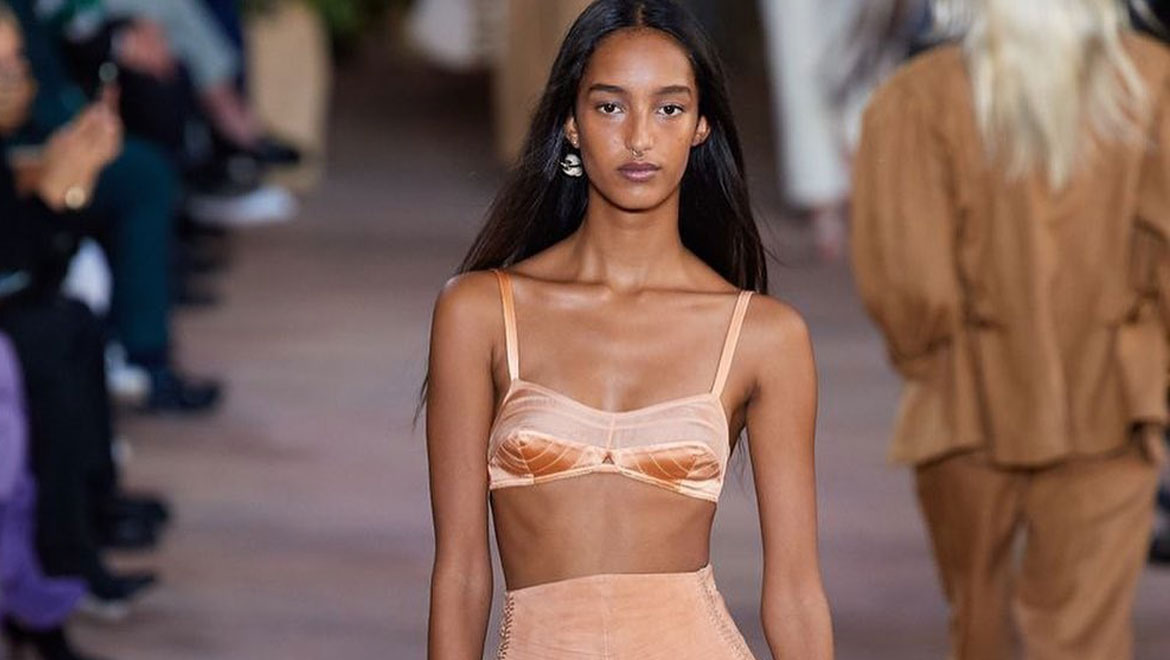 Η νέα street style τάση θέλει τα εσώρουχα να πρωταγωνιστούν
