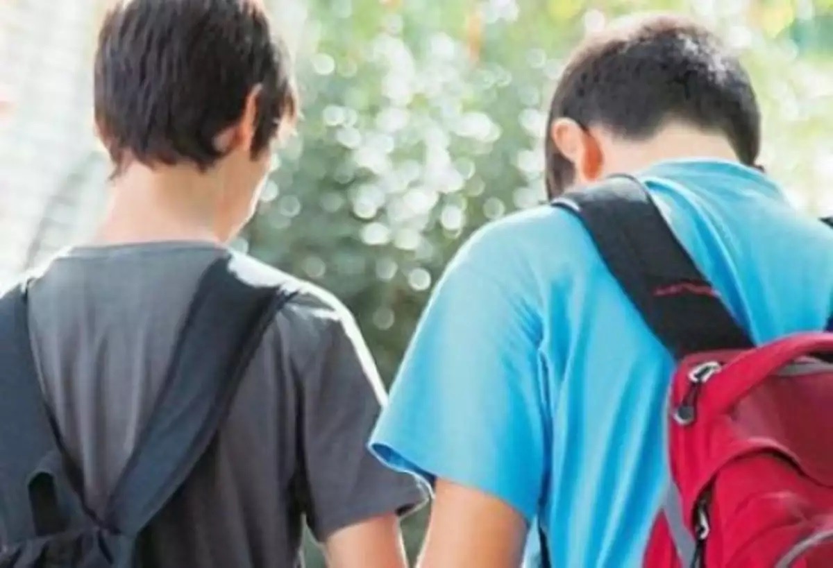 Τους απαγορεύτηκε να έχουν συναναστροφές και έγινε ανάθεση επιμέλειας σε τέσσερις Λαρισαίους μαθητές για το “περίεργο” σακίδιο 