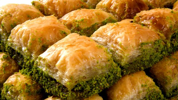 Ένας στους τρεις Έλληνες θεωρεί ότι ο μπακλαβάς είναι τουρκικό γλυκό