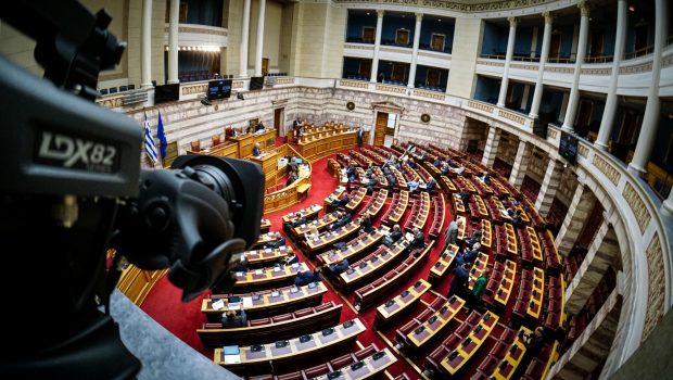 Βουλή: Διασταυρώνουν τα ξίφη τους στις προγραμματικές Μητσοτάκη – Πρώτη φορά χωρίς τον Τσίπρα, «βάπτισμα πυρός» για Ανδρουλάκη