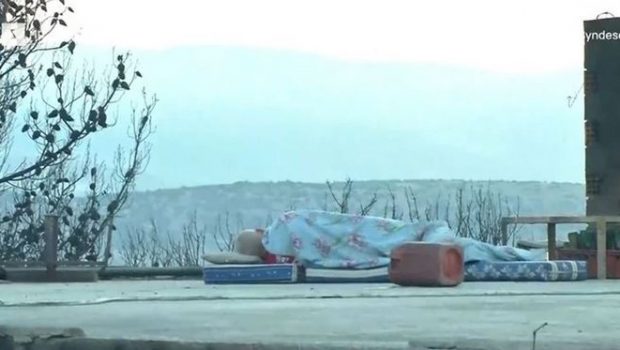 Φωτιά στη Μάνδρα: Άνθρωπος κοιμάται πάνω στο καμένο του σπίτι