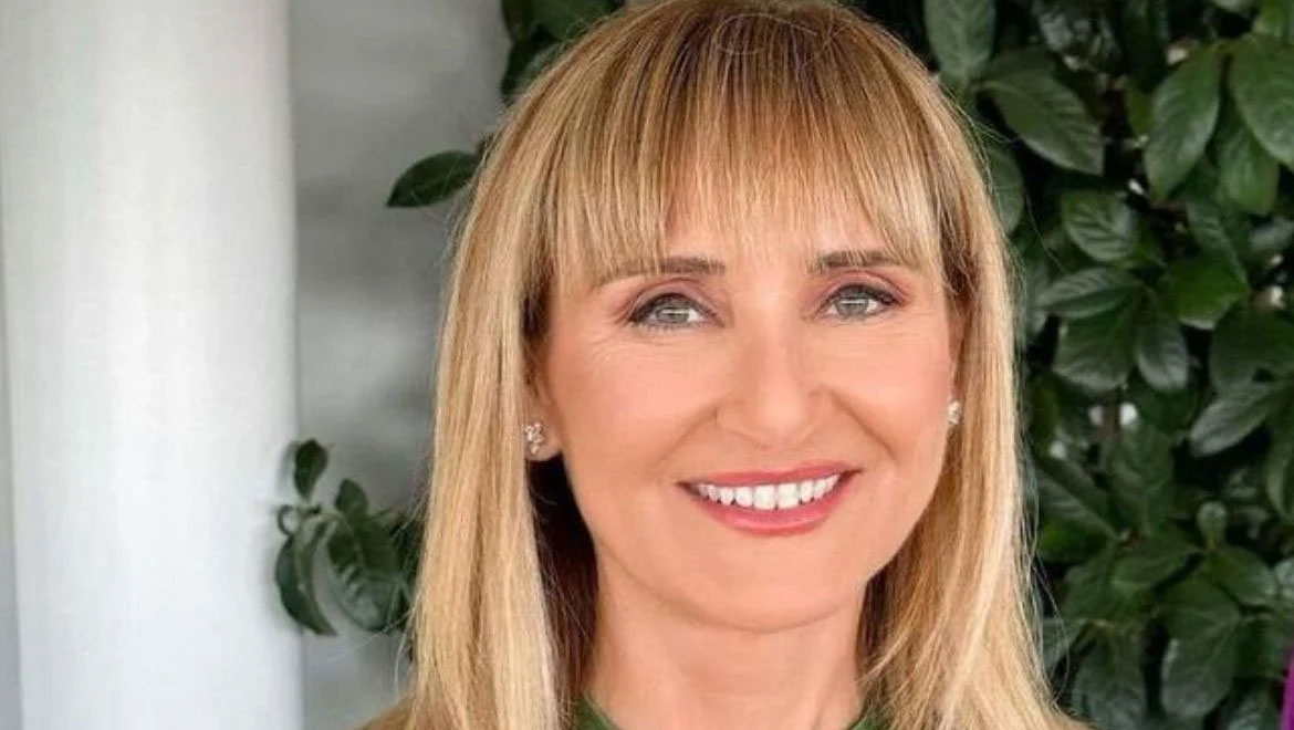 Μάρα Ζαχαρέα: Διακοπές στην Πάρο – Ποζάρει με μαγιό μέσα στη θάλασσα