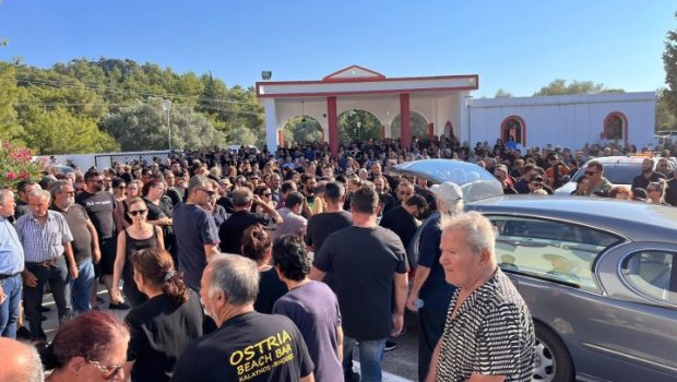 Ρόδος: Πλήθος κόσμου στην κηδεία του 40χρονου εθελοντή πυροσβέστη