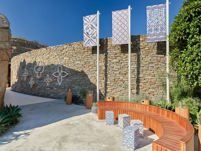 Louis Vuitton by the pool στην πισίνα του Zuma στη Μύκονο