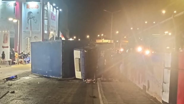 Λεωφόρος Κηφισού: Τροχαίο με ανατροπή φορτηγού στο Περιστέρι – Κλειστός ο παράδρομος