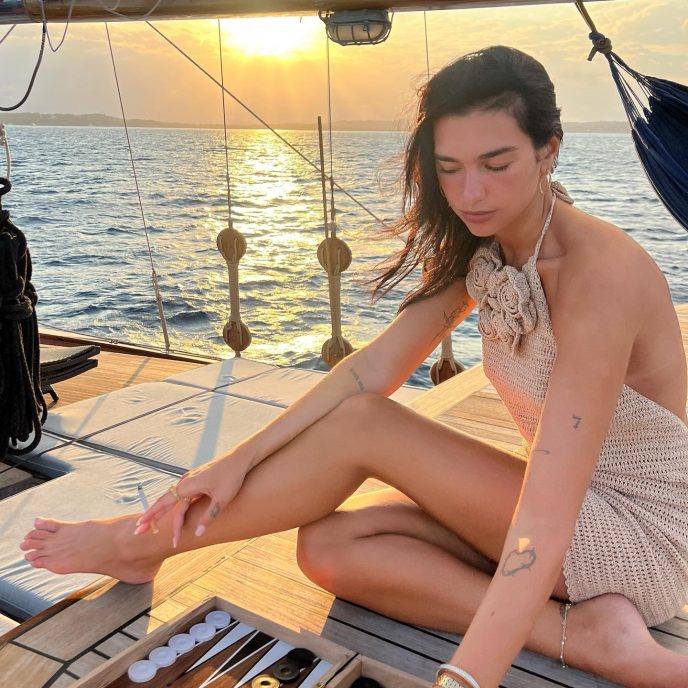 Dua Lipa: Το crochet φόρεμα που φόρεσε στις διακοπές της στη Λακωνία