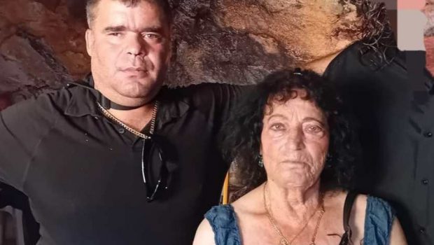 Κρήτη: Η 82χρονη Παρασκιώ και ο 41χρονος Κωστής ανεβαίνουν τα σκαλιά της εκκλησίας