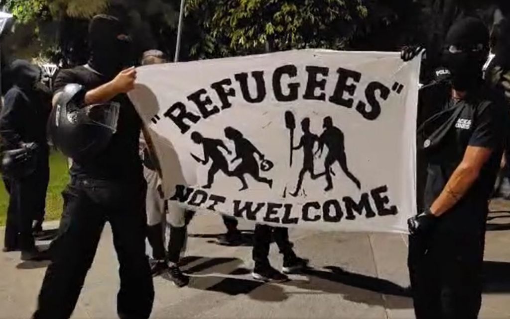 Λεμεσός: Ρατσιστικό ξέσπασμα κατά μεταναστών – Επεισόδια από ακροδεξιούς, ζημιές και 13 συλλήψεις | tanea.gr