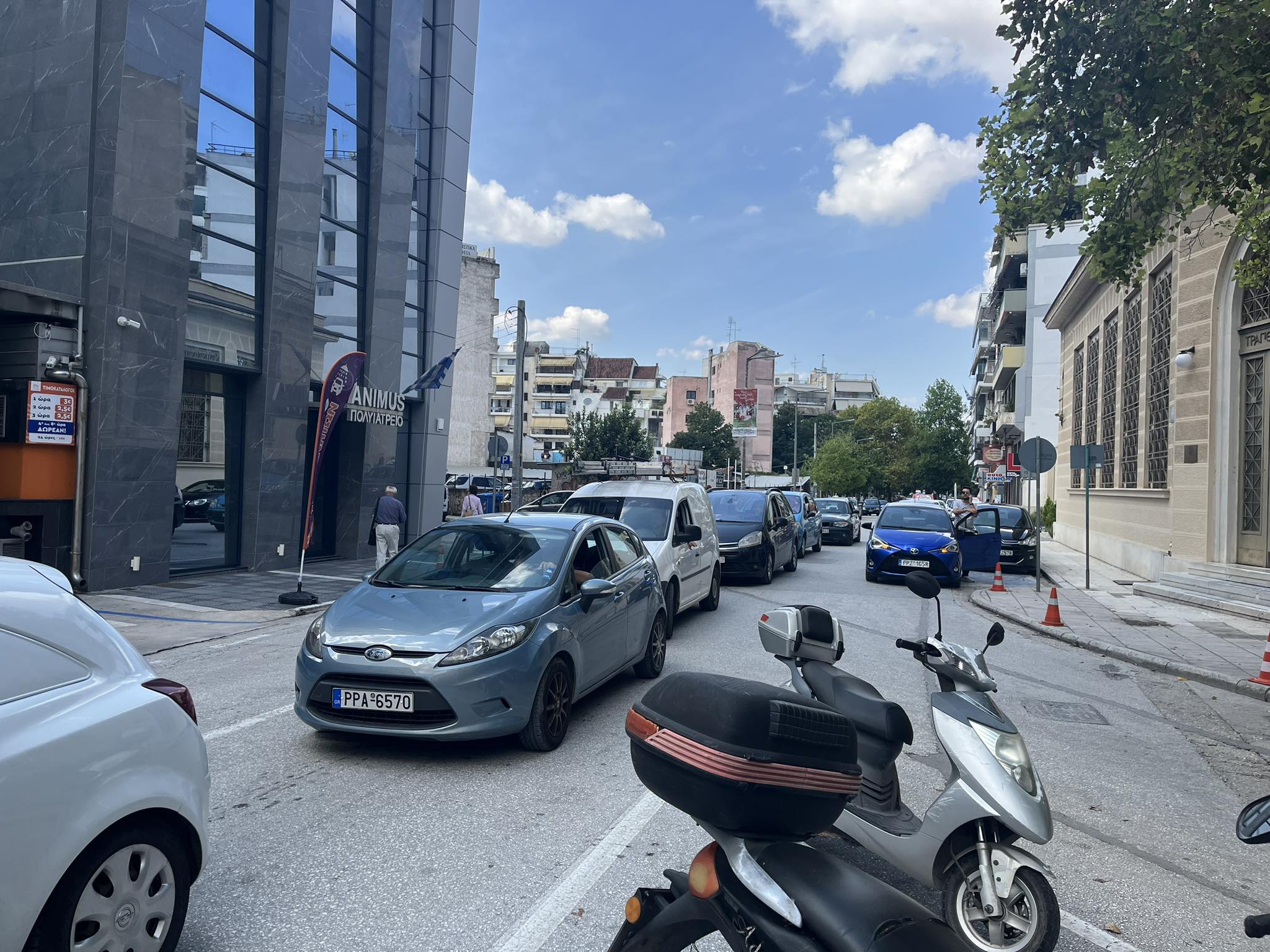 Χάος στη Λάρισα: Τρέχουν στα σούπερ μάρκετ για να εφοδιαστούν με νερό και τρόφιμα (φωτό) 3