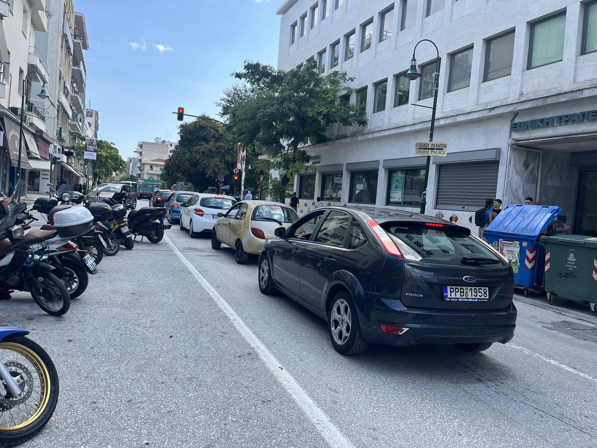 Χάος στη Λάρισα: Τρέχουν στα σούπερ μάρκετ για να εφοδιαστούν με νερό και τρόφιμα (φωτό) 4