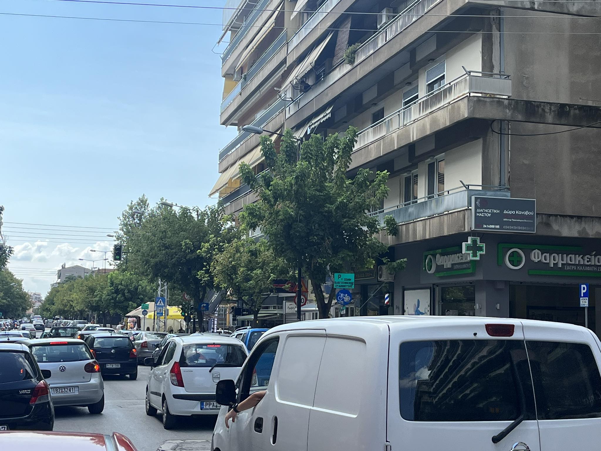 Χάος στη Λάρισα: Τρέχουν στα σούπερ μάρκετ για να εφοδιαστούν με νερό και τρόφιμα (φωτό) 5