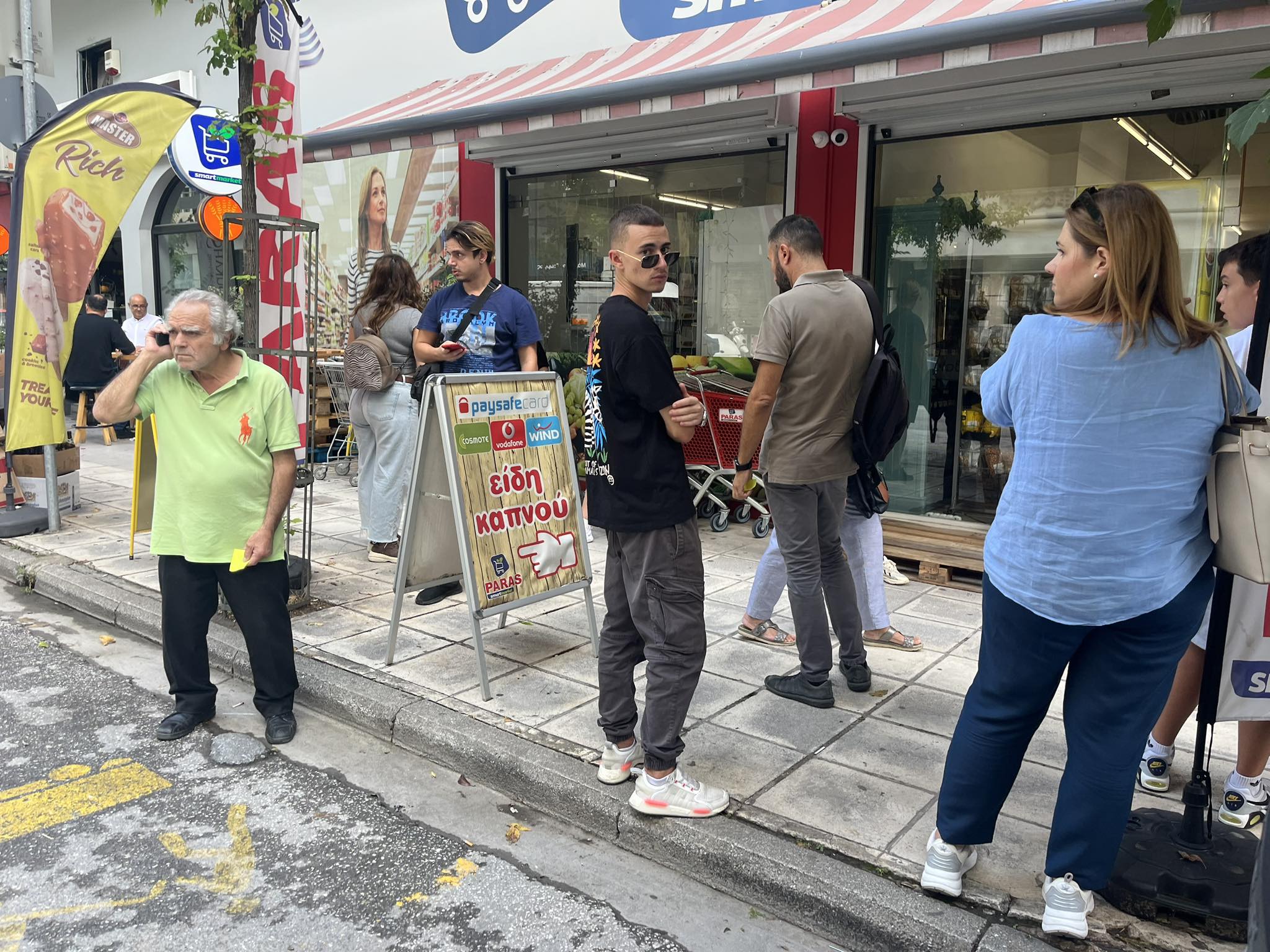 Χάος στη Λάρισα: Τρέχουν στα σούπερ μάρκετ για να εφοδιαστούν με νερό και τρόφιμα (φωτό) 6