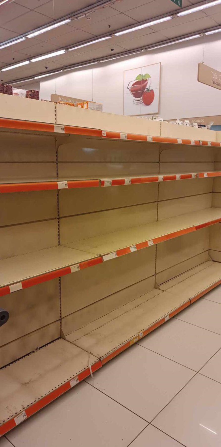 Χάος στη Λάρισα: Τρέχουν στα σούπερ μάρκετ για να εφοδιαστούν με νερό και τρόφιμα (φωτό) 1