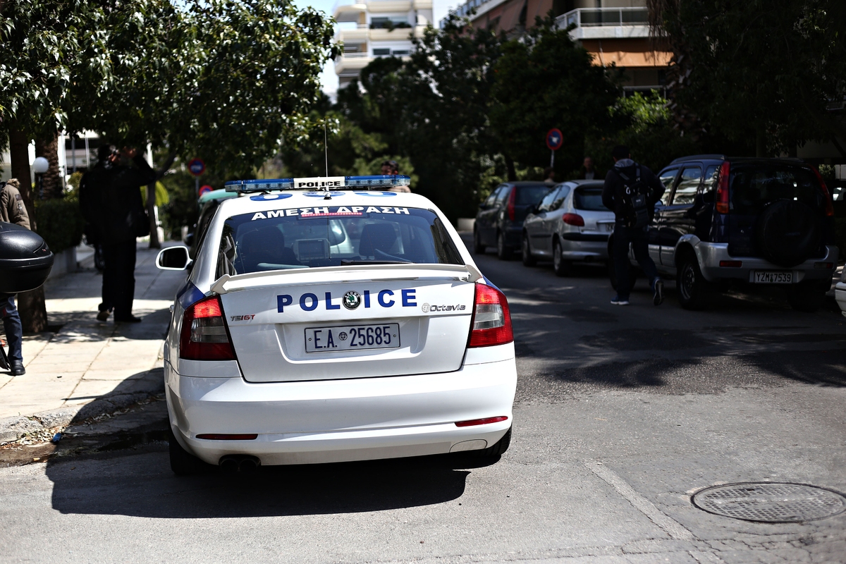 Έφοδος της αστυνομίας στο διαμέρισμα που είχε ταμπουρωθεί άντρας στου Ζωγράφου