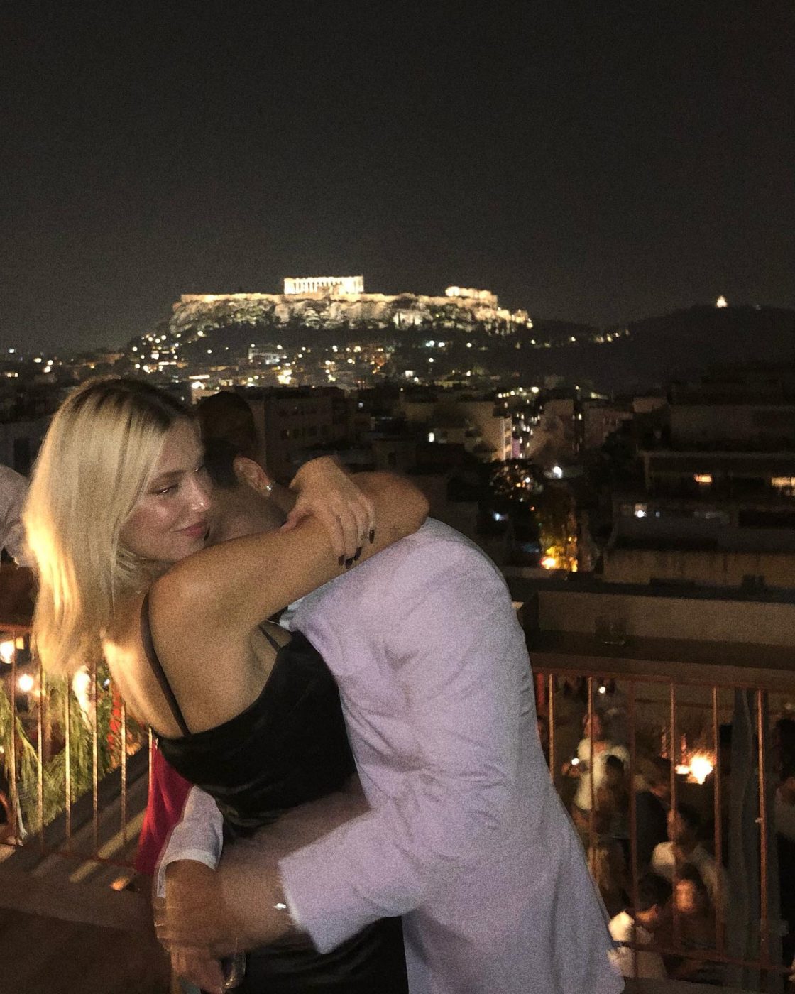 Γαρυφαλλιά Καληφώνη: Αγκαλιά με τον Χρήστο Μάστορα με θέα την Ακρόπολη – ONLARISSA.GR Νέα Ειδήσεις Λάρισα