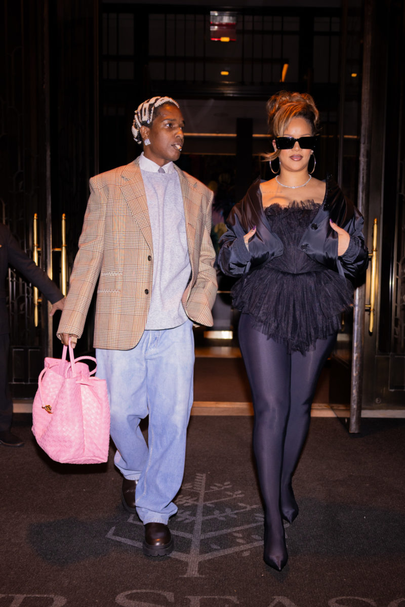 Η Rihanna παραδίδει μαθήματα μόδας στην πρώτη της έξοδο μετά τη γέννηση του δεύτερου παιδιού της