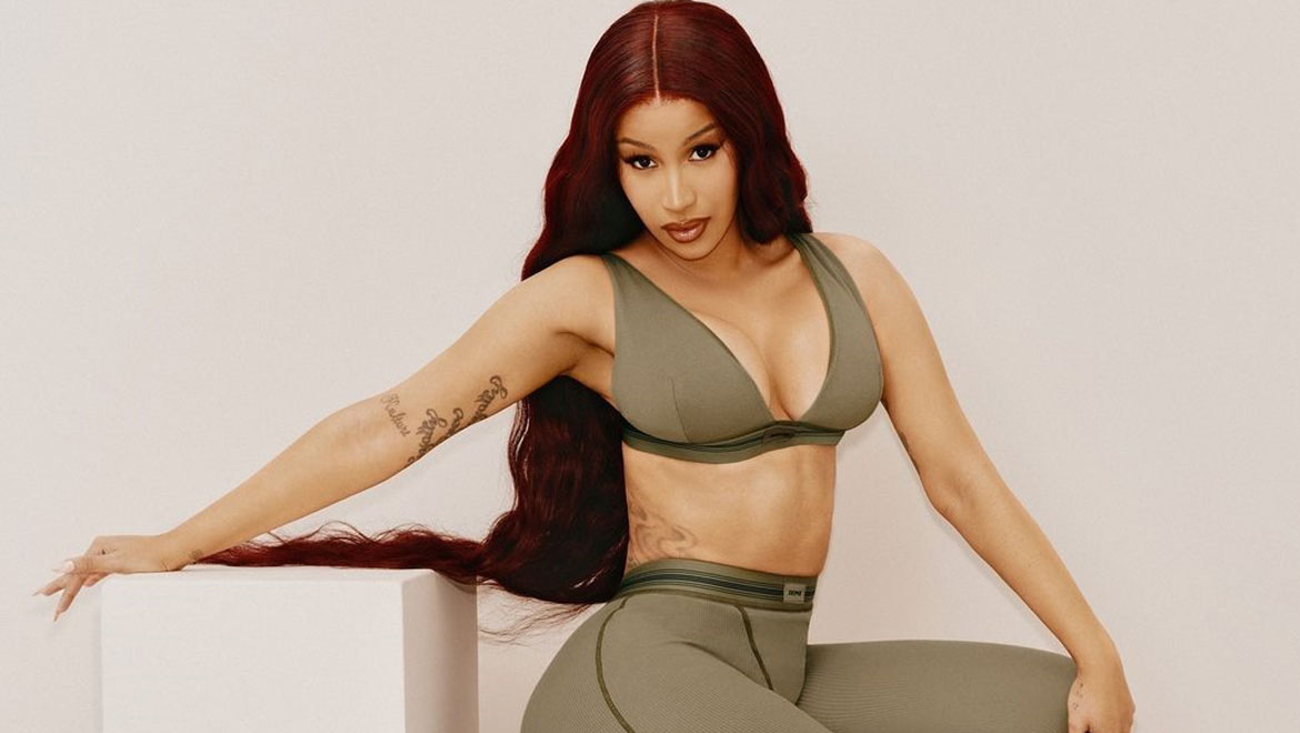 H Cardi B πρωταγωνιστεί στην καμπάνια της Skims με comfy style