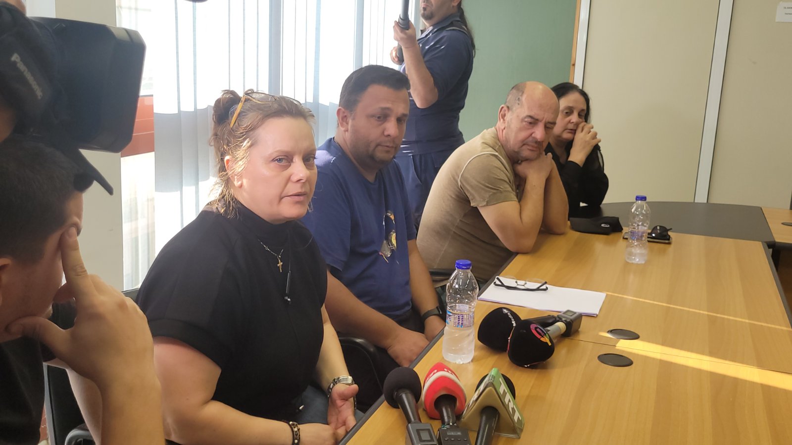 Θυμός και δάκρυα από τους συγγενείς των θυμάτων των Τεμπών στη συνάντηση με Κασσελάκη στη Λάρισα
