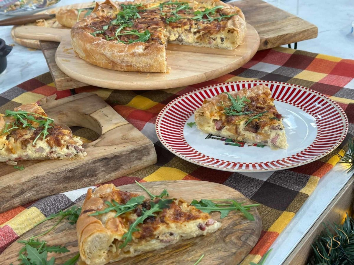 πιτα χωρις φυλλο με καραμελωμενα κρεμμυδια και σύγκλινο μανης