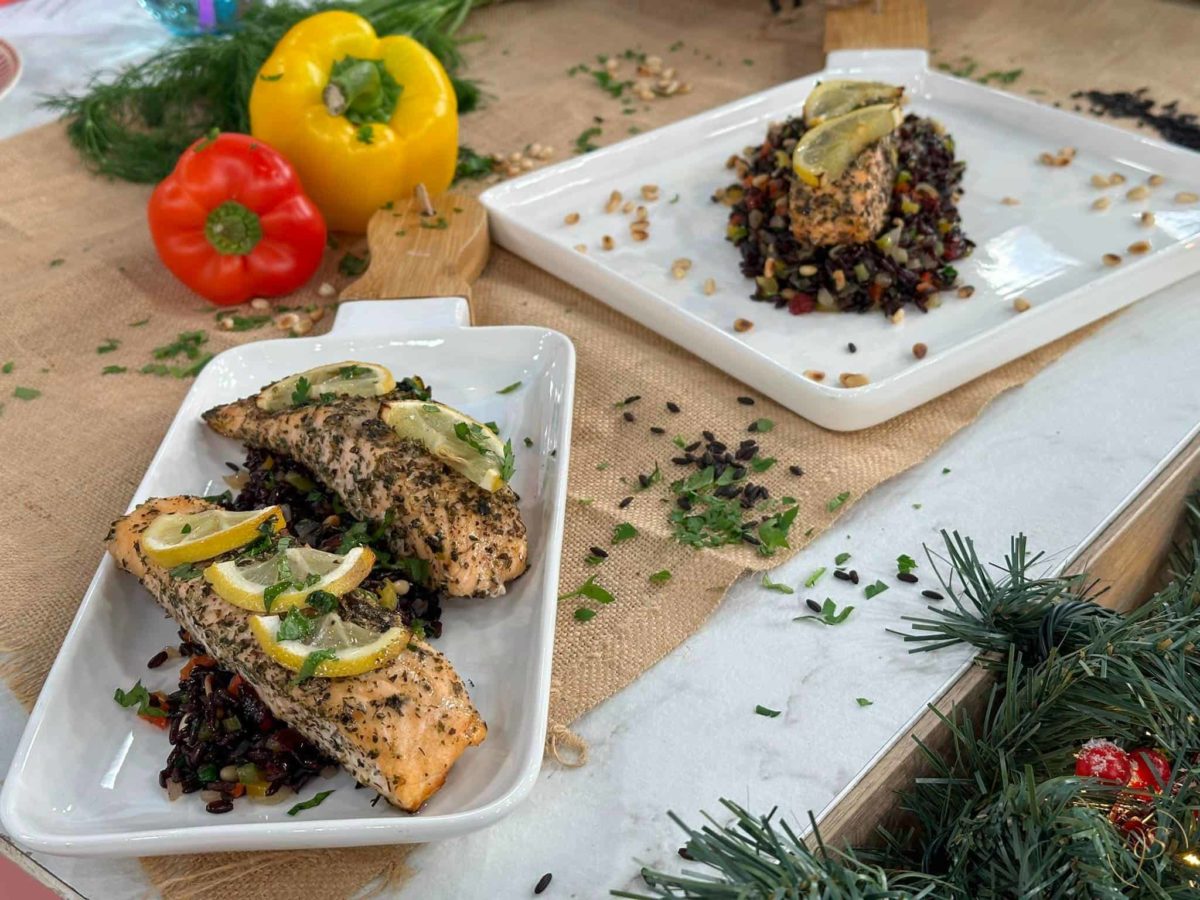 φιλετο σολομου στον φουρνο με υπεροχο μαυρο ρυζι για μια υγιεινη συνταγη