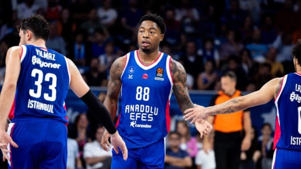 Σκόραρε στο… κάλαθι του ο Τζόουνς (video)