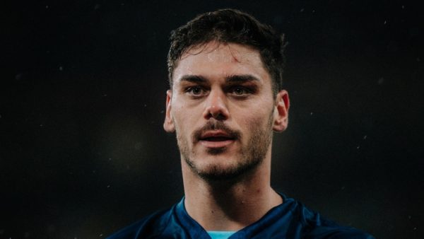 Ο Μαυροπάνος… πλήγωσε την πρώην και έκανε πρωτοχρονιάτικο δώρο στη Λίβερπουλ (video)