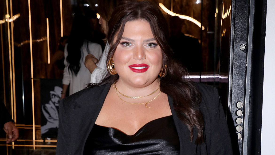 Δανάη Μπάρκα: Μοίρασε μελομακάρονα και κουραμπιέδες στους περαστικούς του Χαλανδρίου