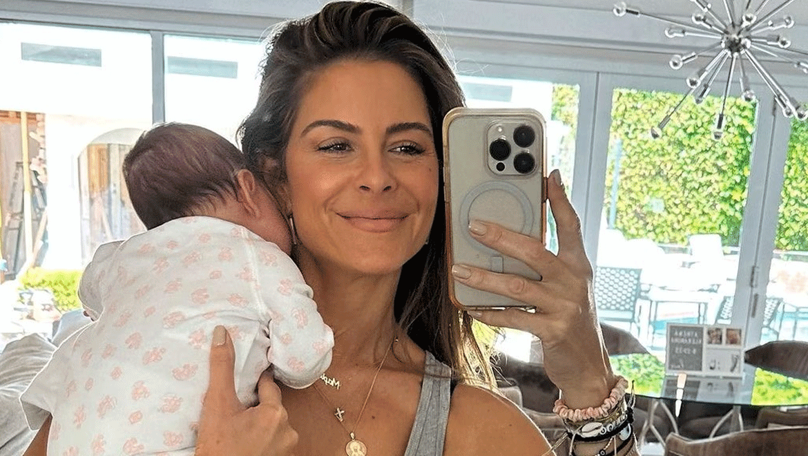 Maria Menounos: Χορεύει τραγούδι του Κωνσταντίνου Αργυρού αγκαλιά με την κόρη της