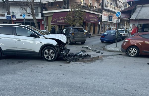 Δυνατή σύγκρουση αυτοκίνητων με το… καλημέρα στη Λάρισα – Λαχτάρα για τους οδηγούς (φωτο)